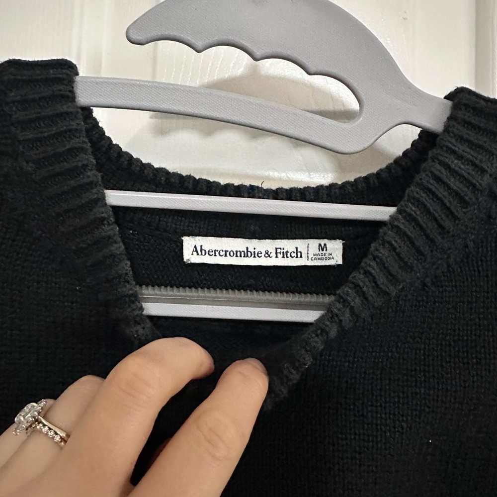 Black Short-Sleeve Sweater - Picture 6 of 6